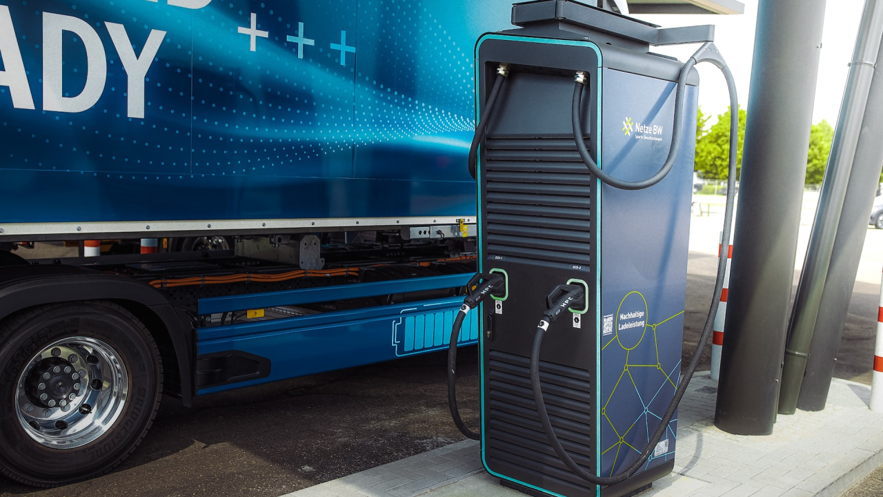 Daimler Truck teams up with a university to develop hydrogen-powered trucks