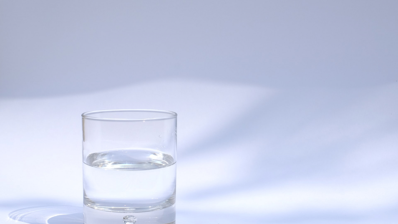 Dispozitivul alimentat de soare care face apă potabilă cu un cost de 4 dolari