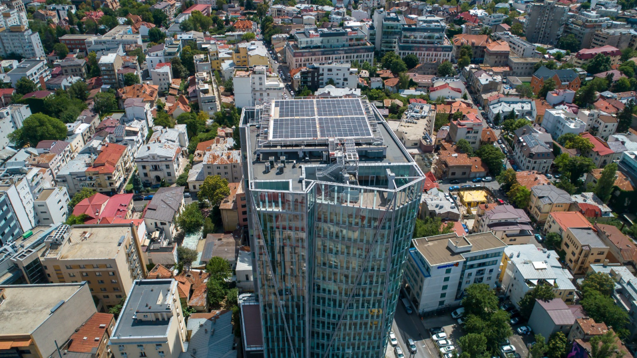 Clădirile de birouri din București, mai sustenabile cu ajutorul panourilor solare