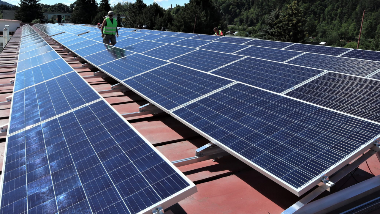 Slovacii de la TESLA aduc panouri solare pe acoperișurile clădirilor Element Industrial