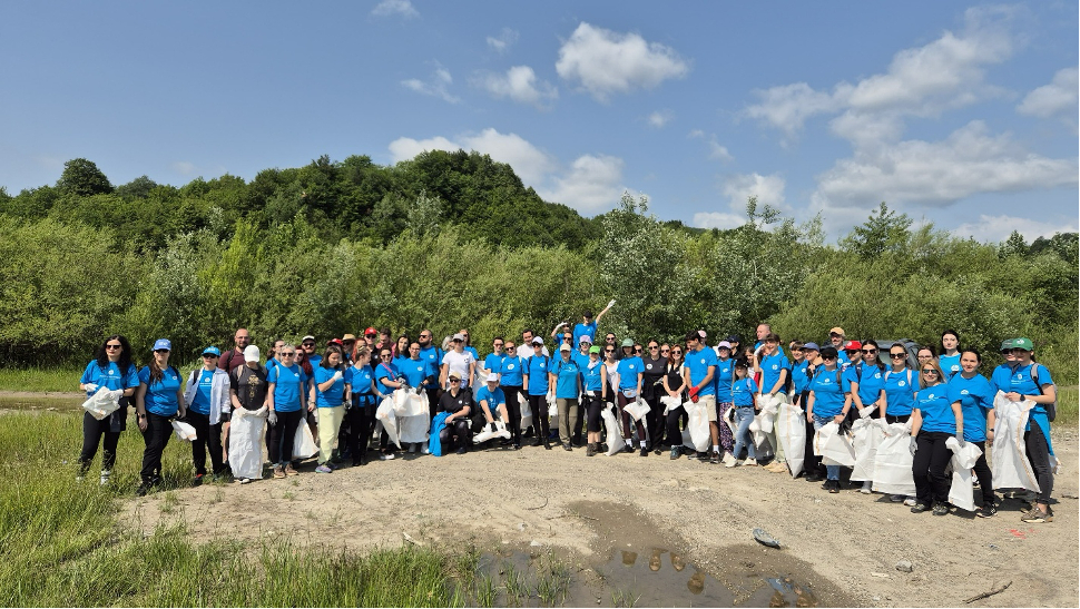 Voluntarii HP curăță peste 1,5 tone de deșeuri din râurile României
