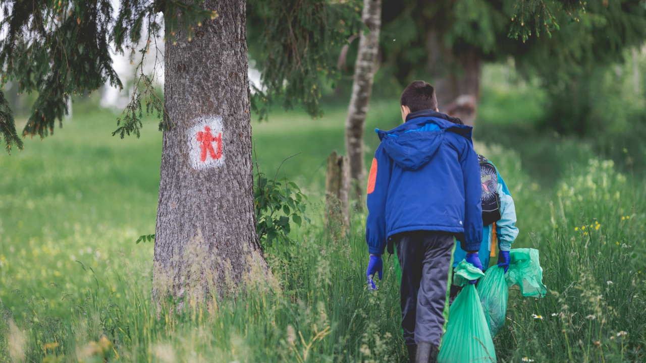 Micii voluntari au colectat 25 de tone de deșeuri de pe Via Transilvanica