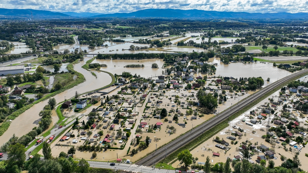 Floods, the rushing waters that threaten our lives and homes: causes, protection