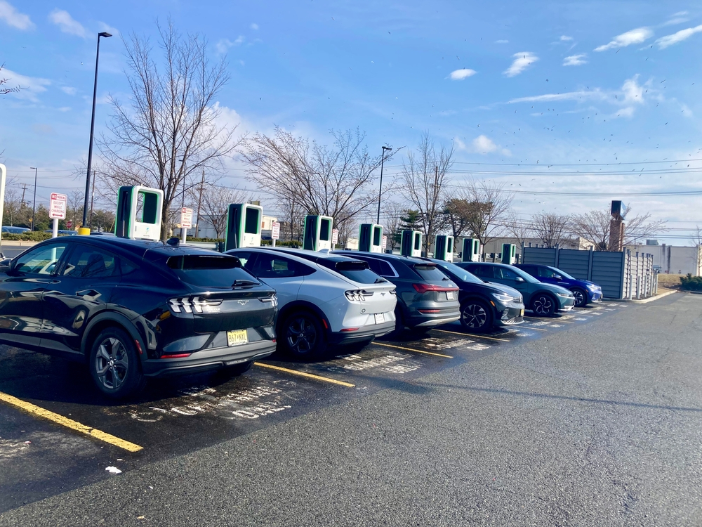 Superstațiile de încărcare electrică pot deveni adevărate "focare de emisii poluante"