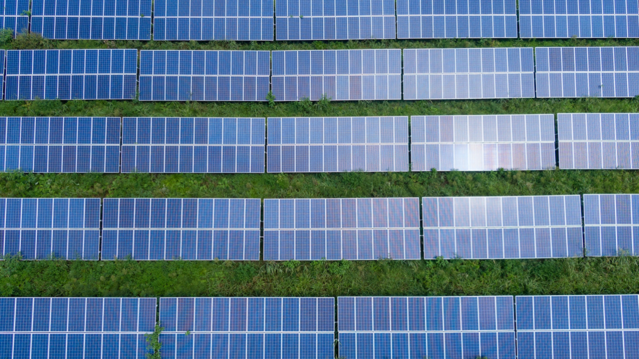 Panourile solare reciclate ne pot ajuta să fabricăm baterii mai accesibile