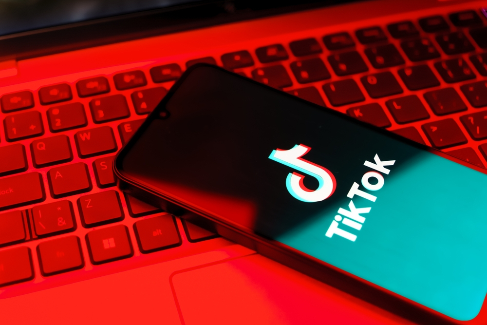 “Tap, tap” pe TikTok poluează într-un an mai mult decât Grecia