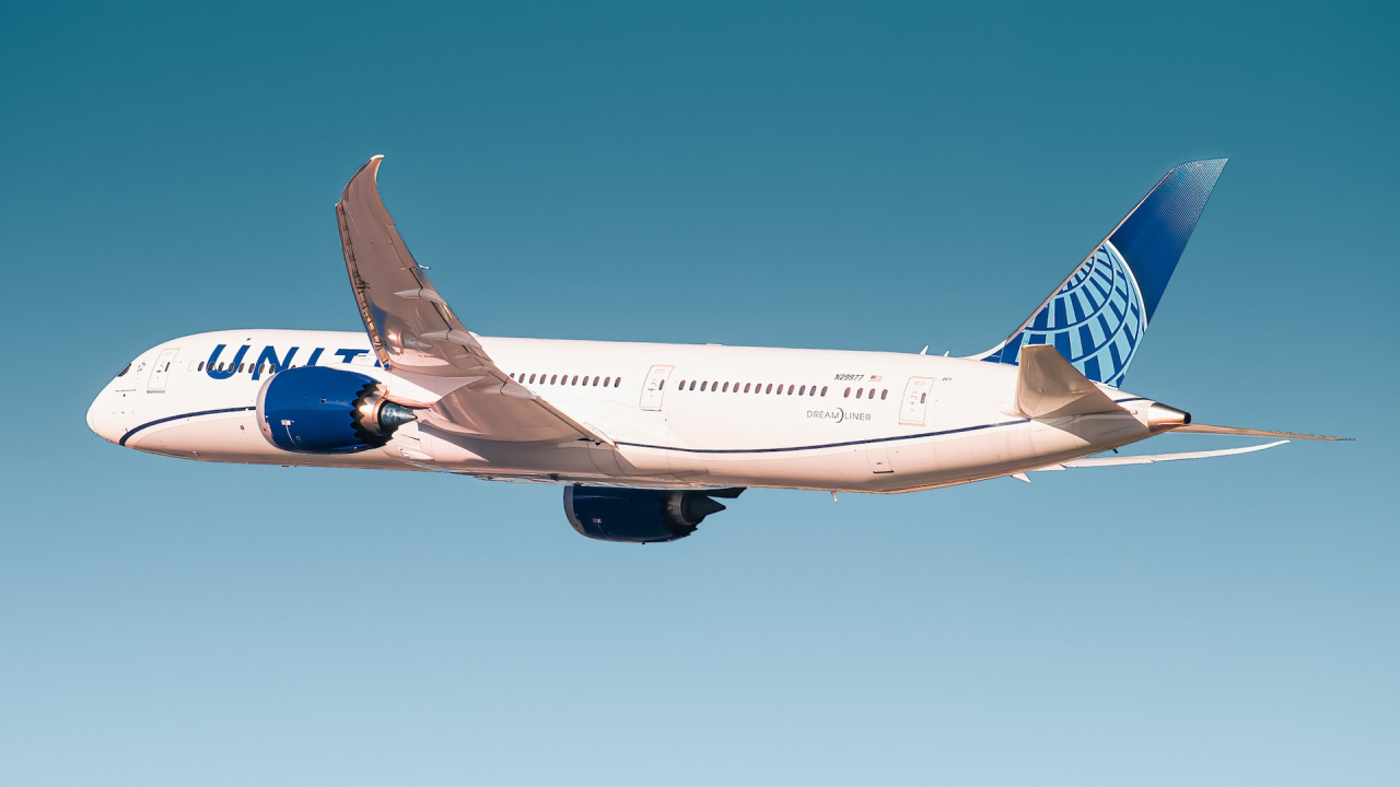 United Airlines alimentează zborurile sustenabile cu miliarde de litri de SAF
