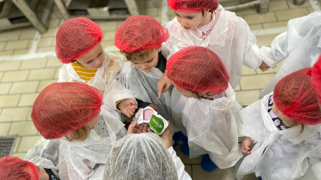After School de vară la Danone: copiii află cum se fabrică iaurtul