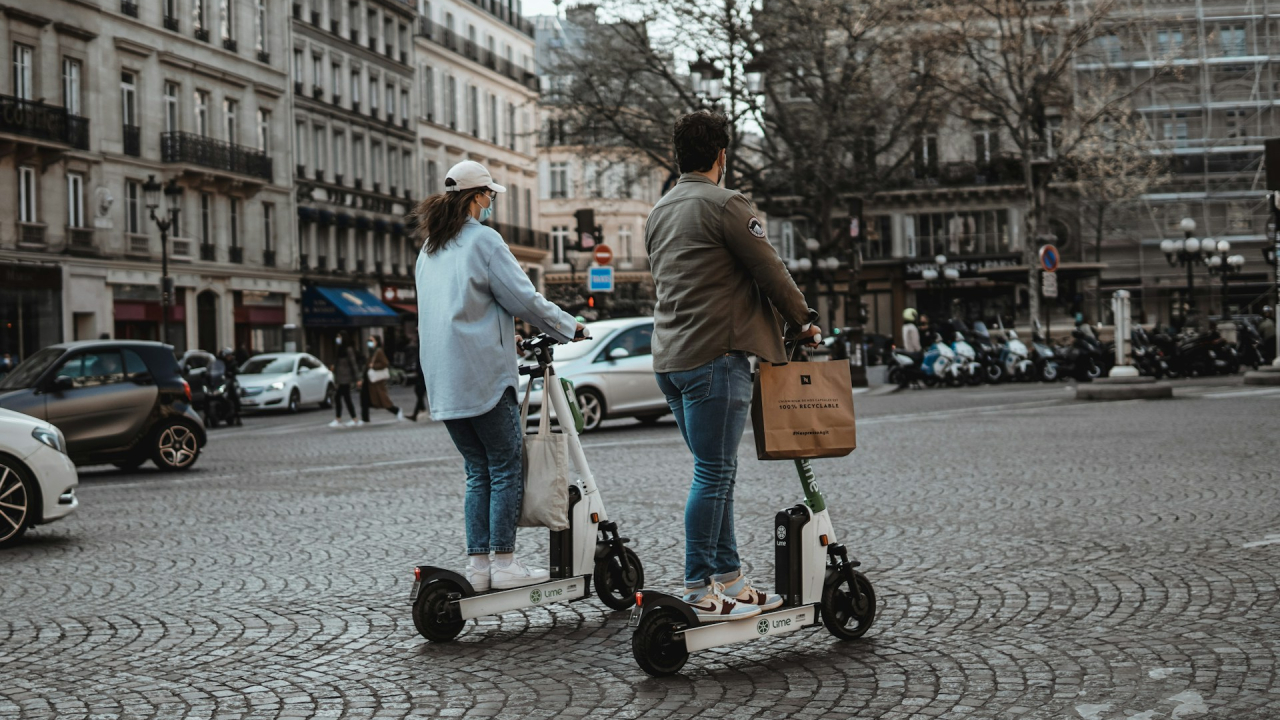 O soluție pentru București? Praga interzice trotinetele electrice de închiriat