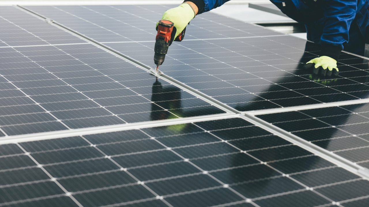 Panourile solare și pompele de căldură, eroii crizei energetice în Marea Britanie