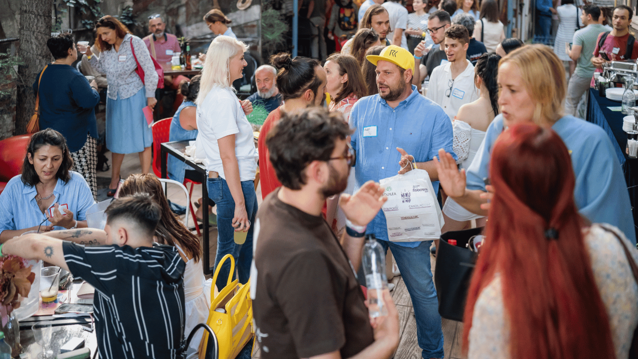 AmpliFY ONG organizează cea mai mare ediție NGOs Night Out: networking pentru ONG-uri în 12 orașe din țară