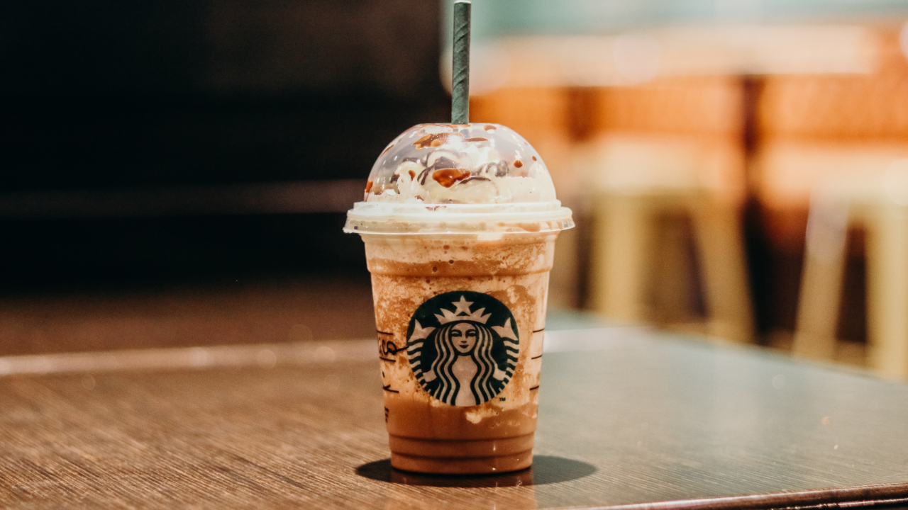 Starbucks renunță la paharele din hârtie și plastic în favoarea sustenabilității