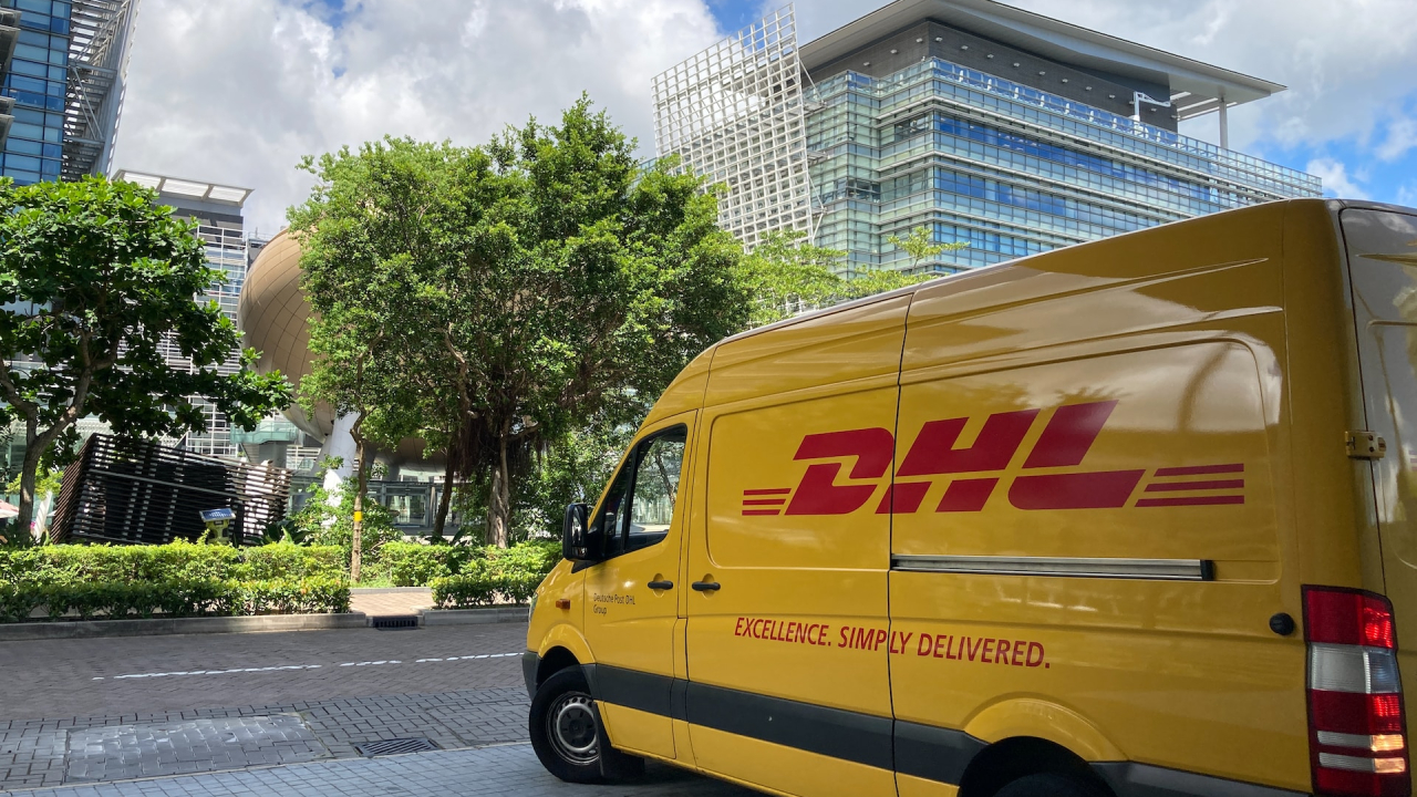 DHL investește 200 mil. € pentru decarbonizarea transportului de marfă