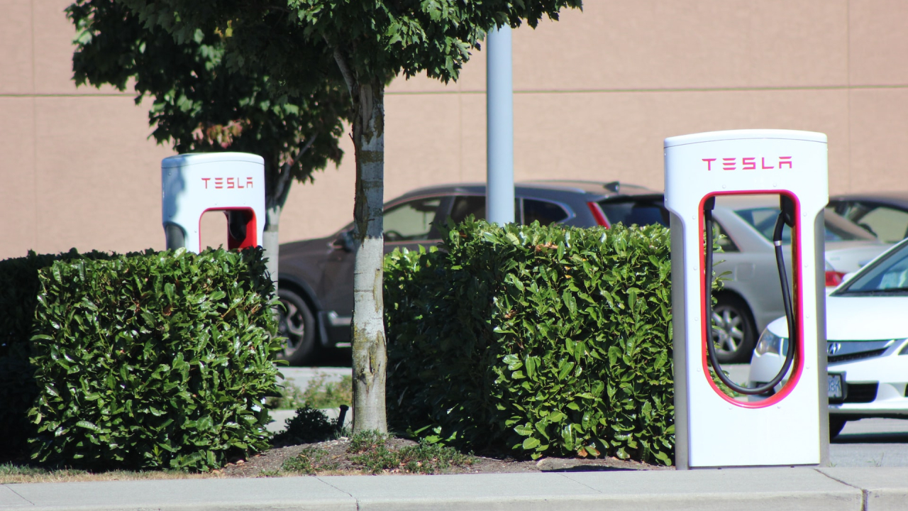 Noile stații de încărcare Tesla compatibile cu alte mărci, instalate în Europa