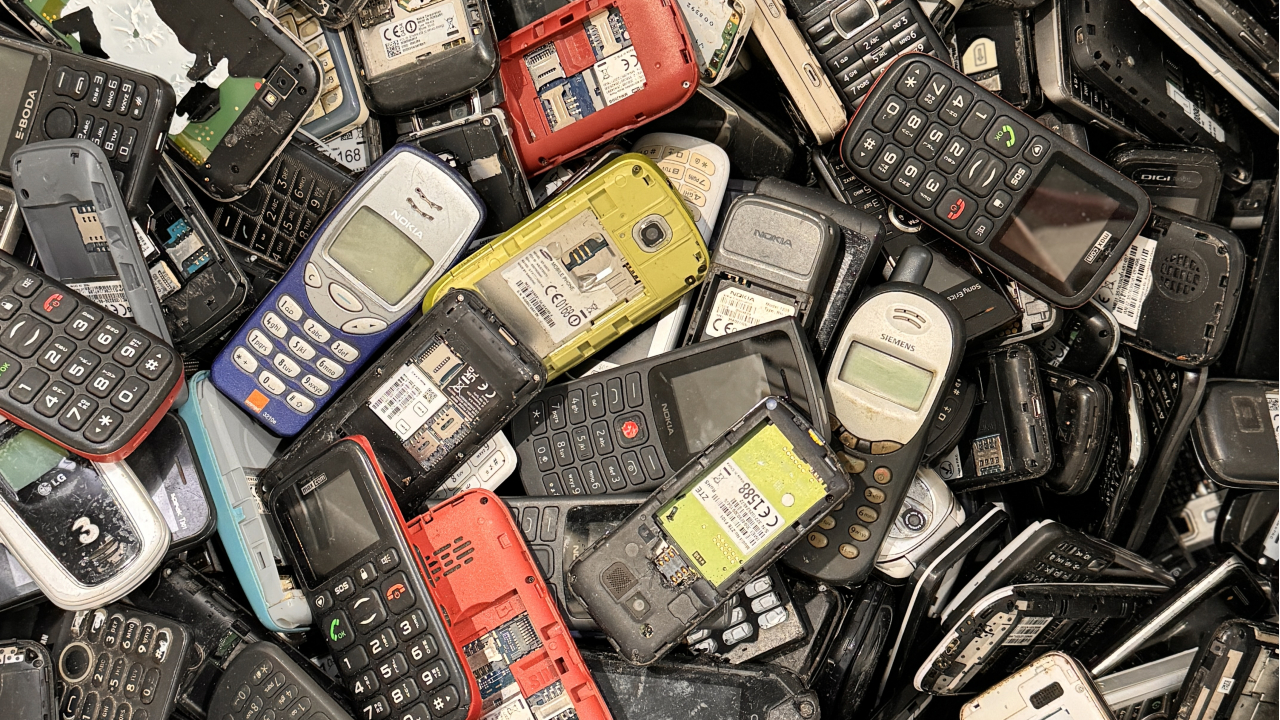 Studiu: de ce păstrează românii câte 3-4 telefoane acasă, în sertar