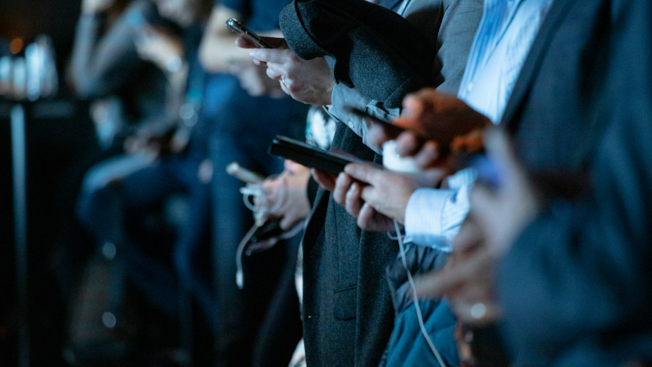 Peste jumătate dintre români spun că ar cumpăra smartphone-uri second-hand