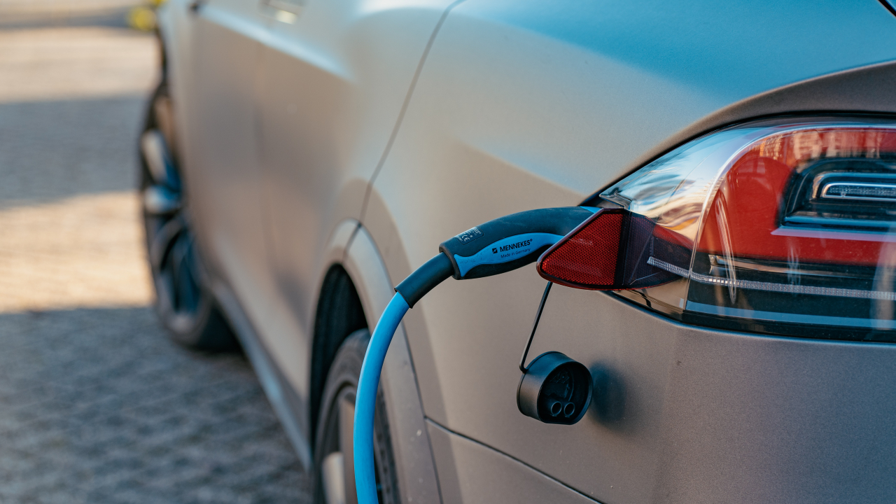 Soluția care transformă orice loc de parcare într-o stație de încărcare pentru EVs