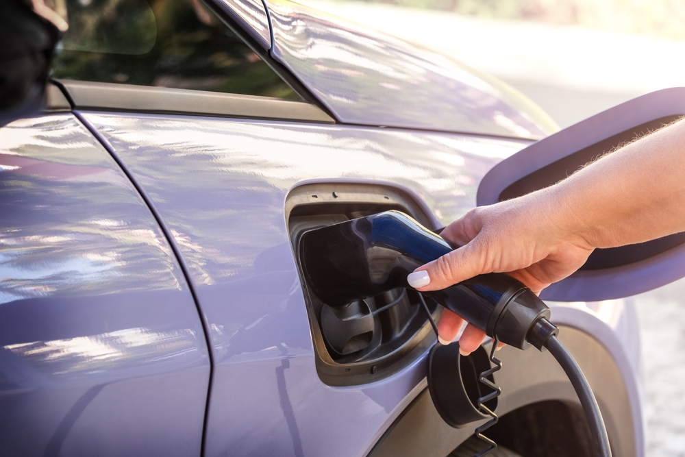 Analiză: 3 mașini electrice împart o priză. Rețeaua stațiilor de încărcare în RO