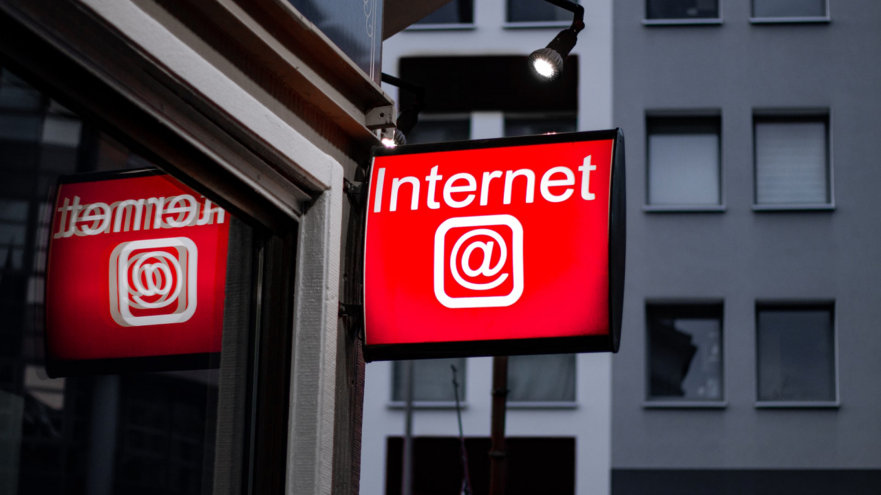 Consumul de internet, 1,6 mld. tone de emisii  anual. Cum putem fi mai eco?