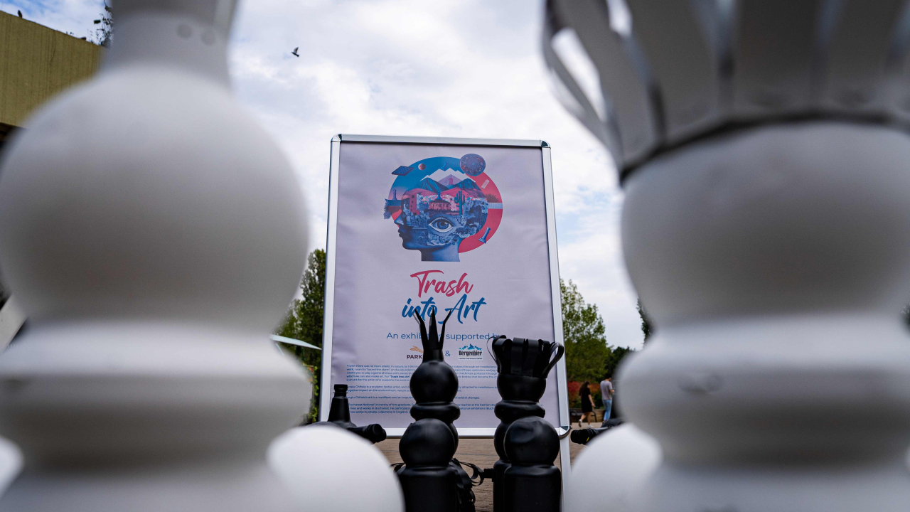 PET-uri reciclate se transforma în artă în instalația Trash into Art