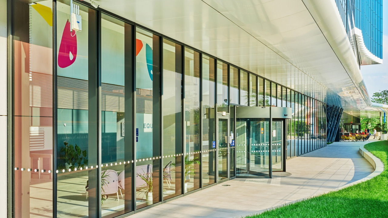 Skanska adaptează o clădire office pentru sutele de mii de persoane cu dizabilități din România