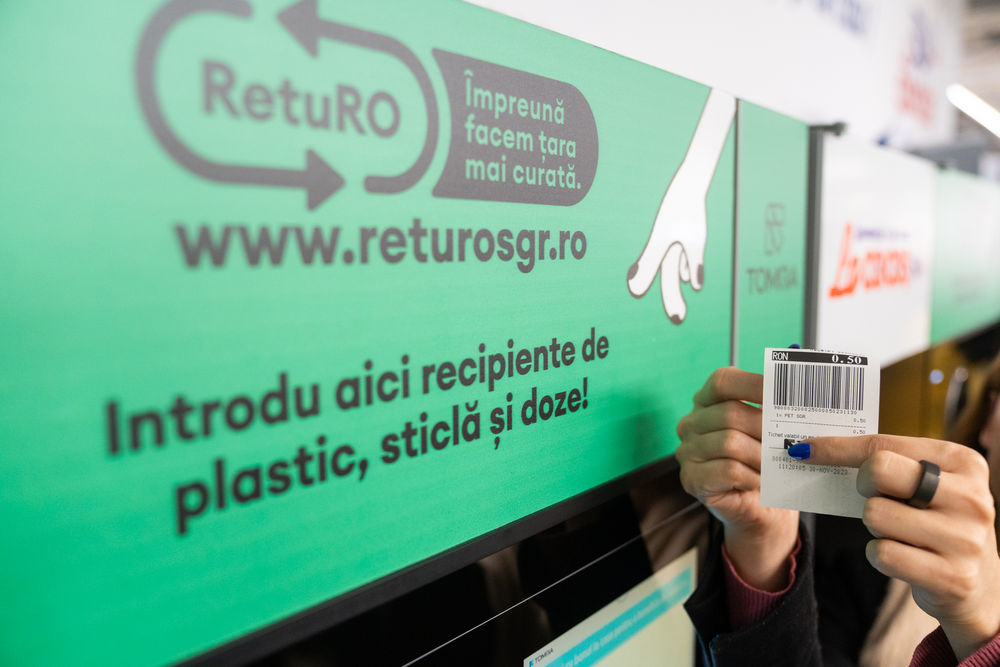 Patru din cinci români returnează ambalajele SGR. Ce-i motivează?