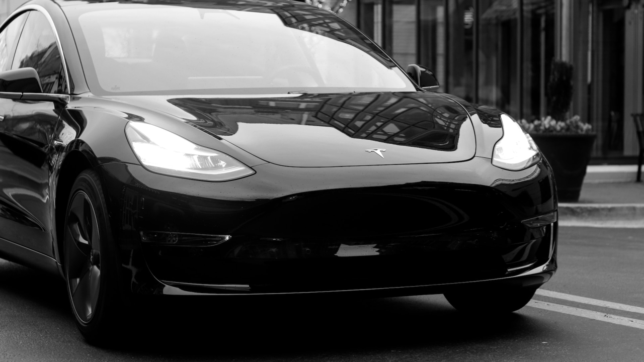 Tesla va folosi baterii „low-cost” pentru unele dintre modelele sale electrice