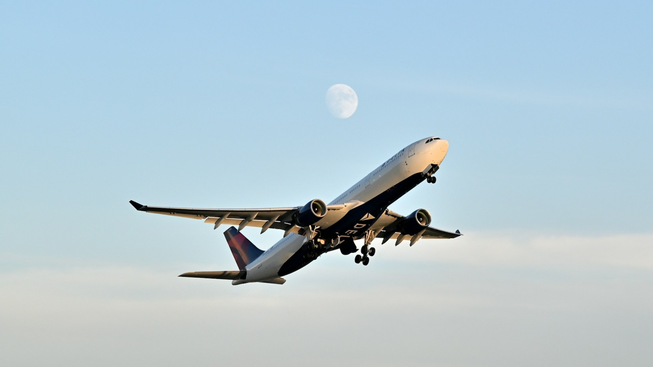 De ce schimbările climatice fac avioanele mai zgomotoase la decolare
