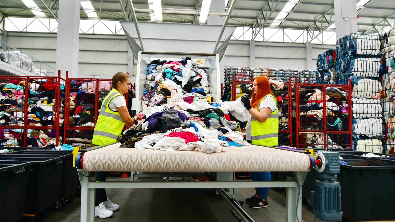 Industria hainelor second-hand: noi reglementări pot crește cantitățile de deșeuri în România