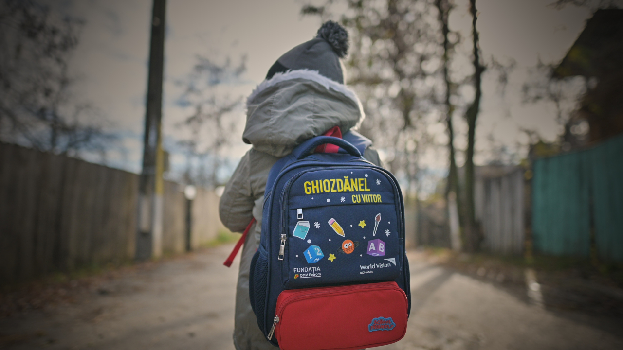 Start în educaţie: 60.000 de preșcolari primesc rechizite în ”ghiozdănele cu viitor”