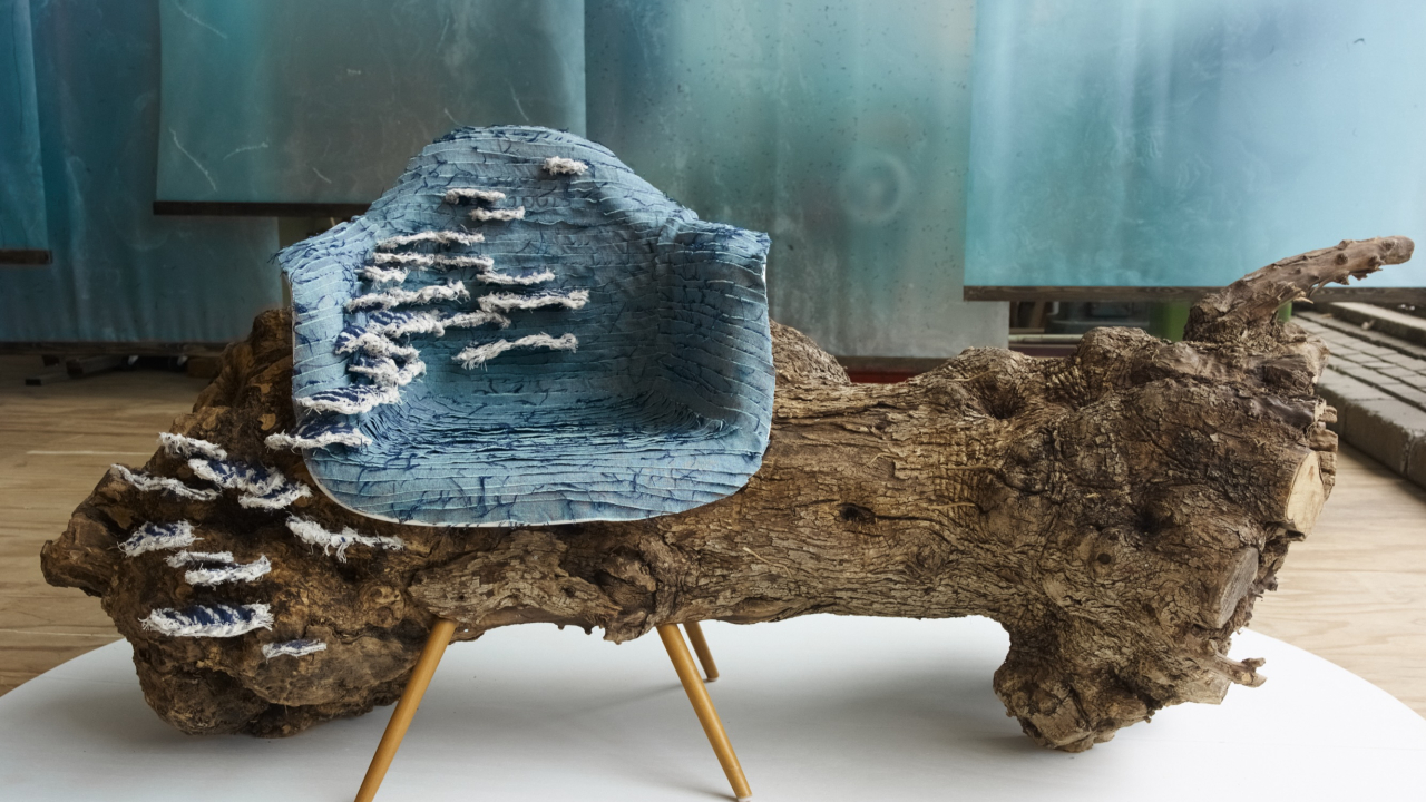 Scaune cu denim reciclat: designul devine sustenabil la Milan Design Week 2024