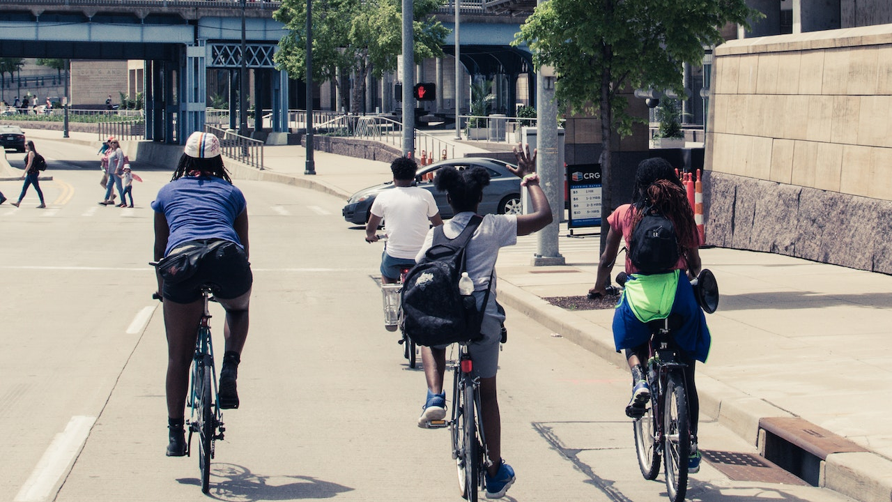 Mersul cu bicicleta la școală, un obicei care poate revoluționa transportul urban