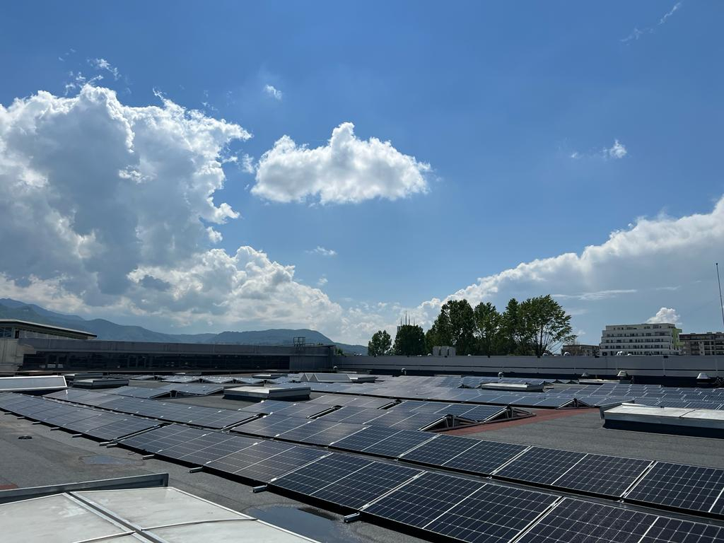 Auchan apelează la energia solară pentru hipermarketuri mai eficiente energetic