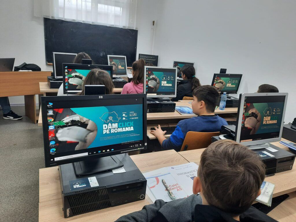 Ateliere Fără Frontiere donează 4.000 de calculatoare școlilor din România