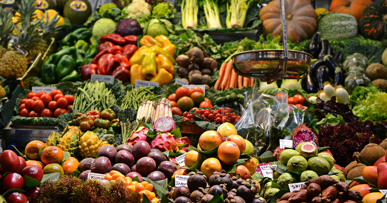 O rețea de supermarket-uri va scoate data de expirare de pe fructe și legume