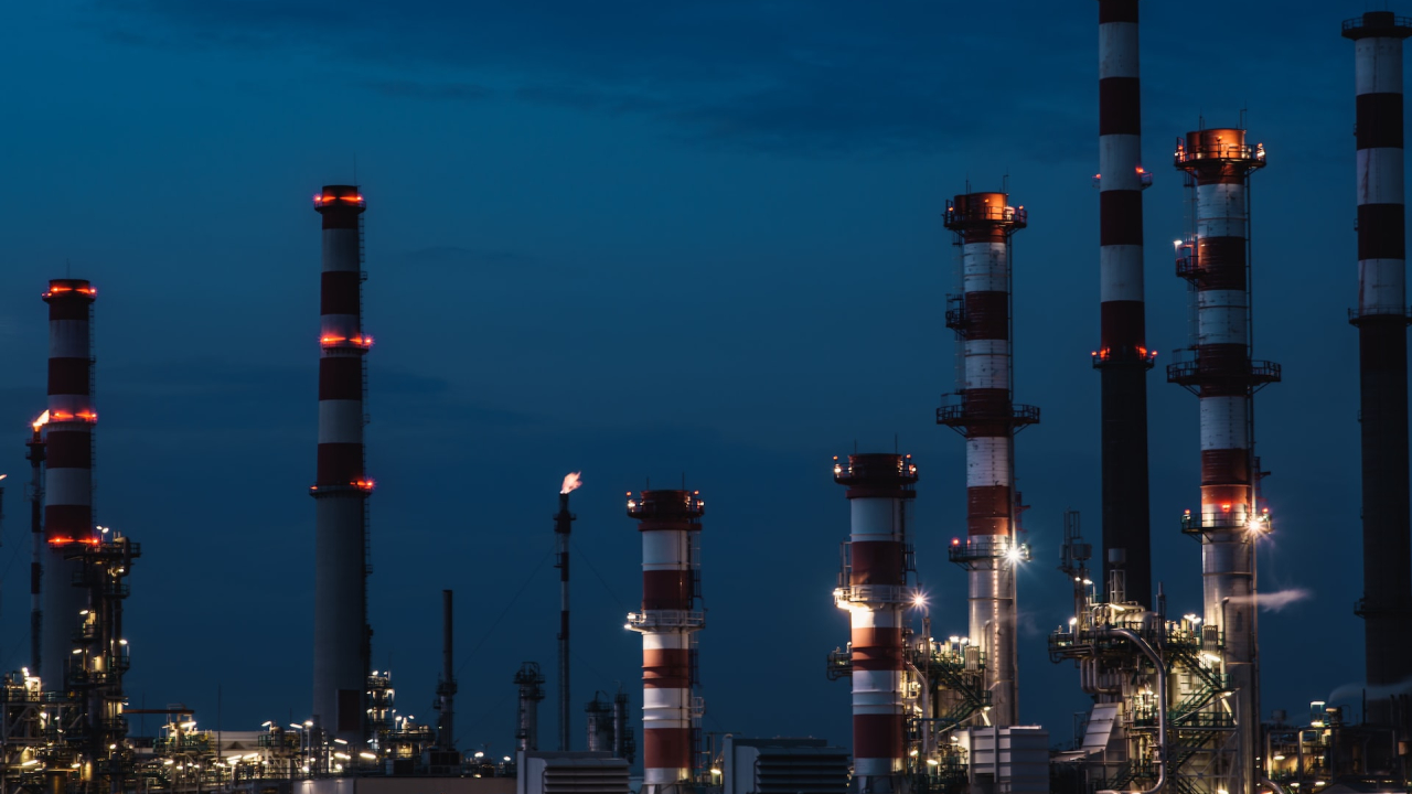 The future of our refineries. Adaptation or extinction