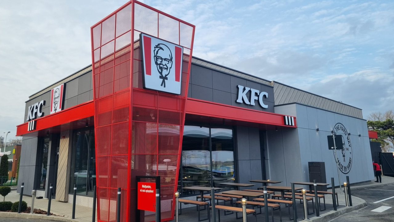 Investiție de peste 1 mil. euro în primul KFC din RO dotat cu panouri fotovoltaice