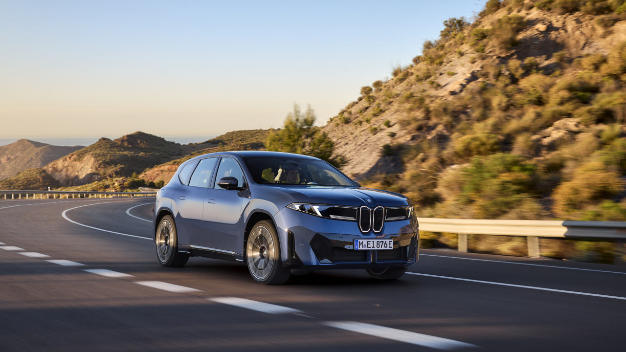Noul BMW iX3 redefinește sustenabilitatea, autonomia și viteza de încărcare