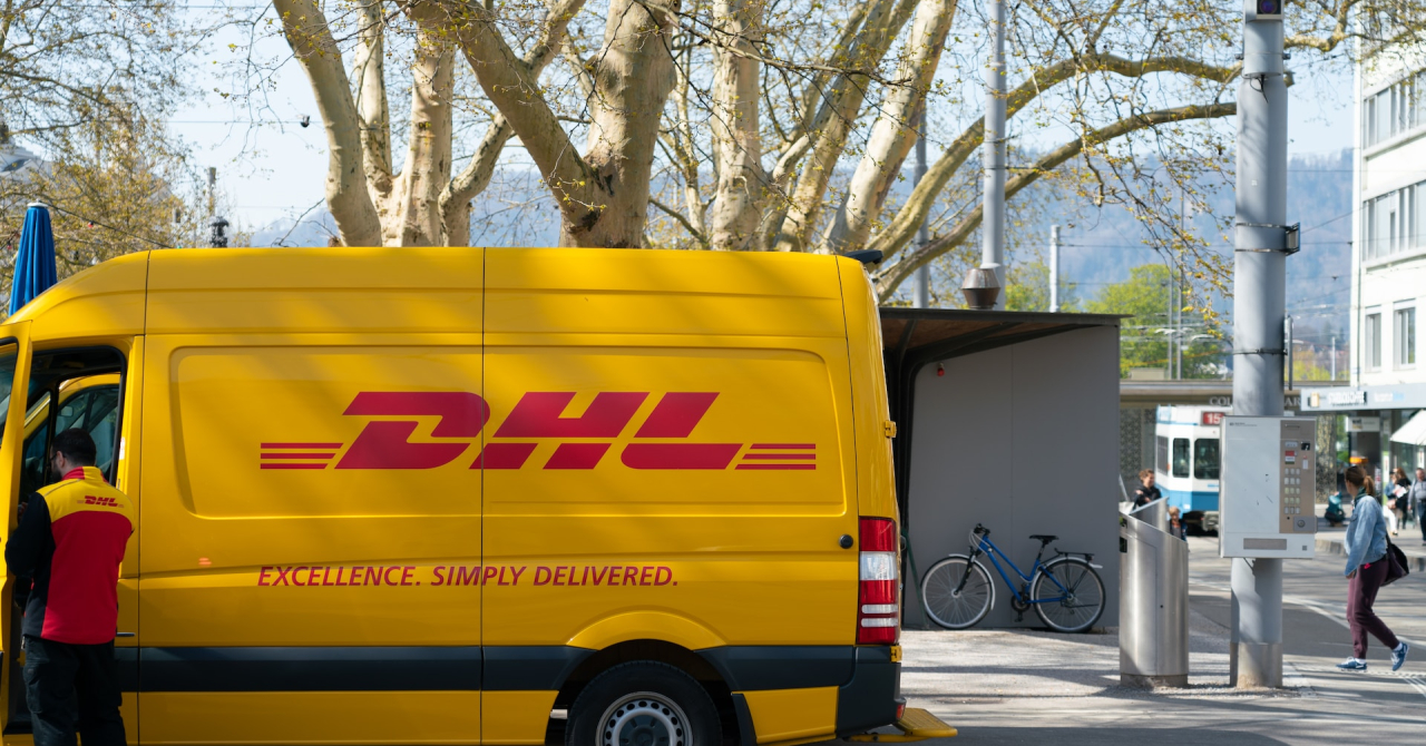 DHL investește 85 mil. USD în combustibilul care poate decarboniza transportul