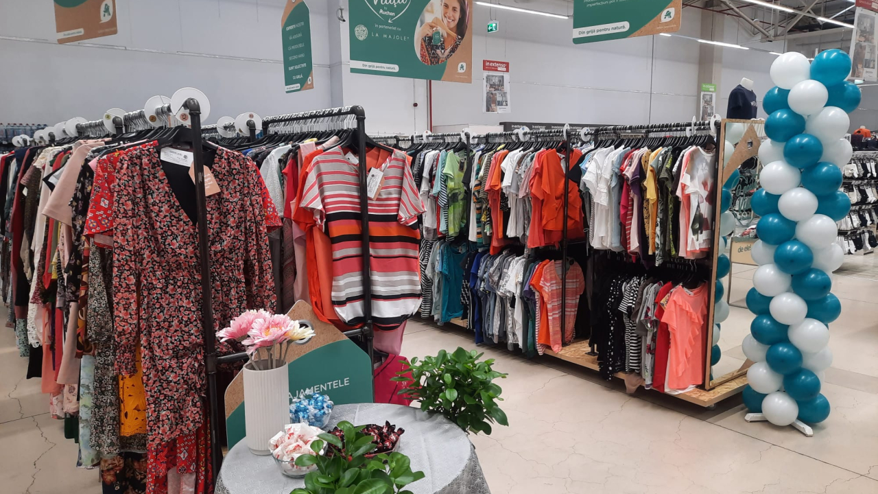 Magazinele Auchan unde clienții cumpără zilnic 1.000 de articole vestimentare pre-purtate