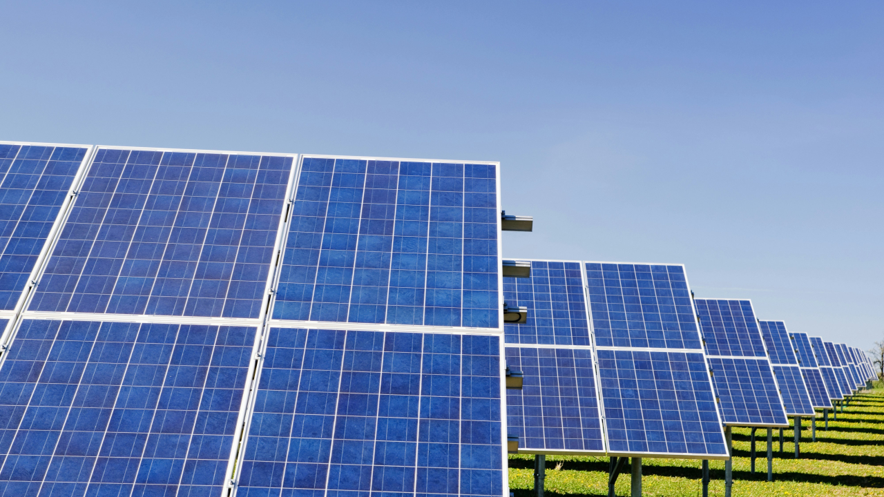 Investiție în compania care oferă panouri solare pe bază de abonament