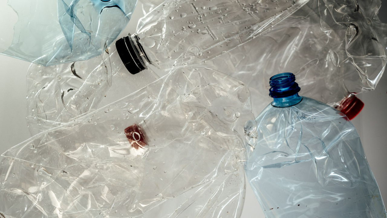 Noi obligații pentru firme și schimbări pentru consumatori pentru reciclarea plasticului