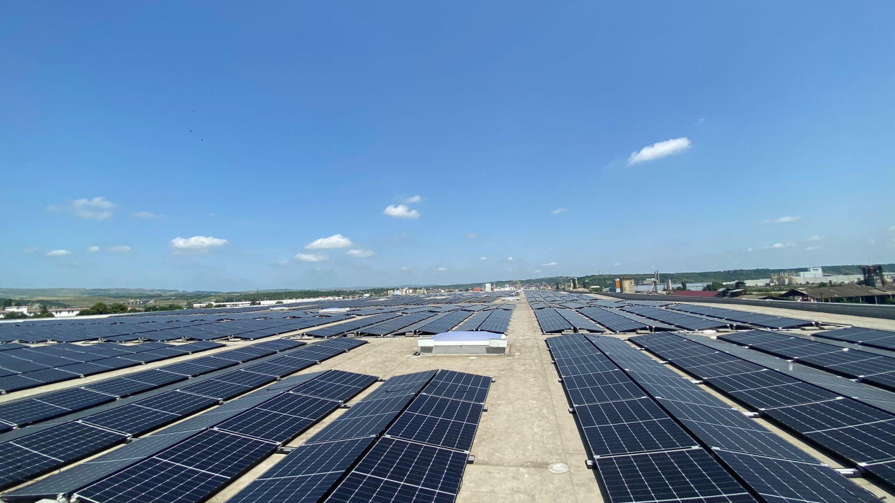 Simtel montează cea mai mare centrală fotovoltaică pe o clădire din România