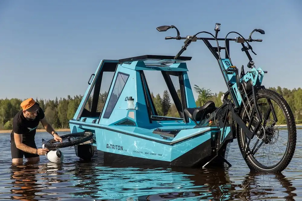 Bicicleta electrică ce merge și pe apă atrage o investiție de 80.000 de euro
