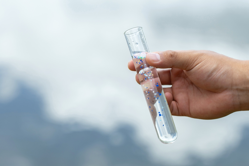 Cum ne pot ajuta bacteriile să detectăm microplastice în probe de apă