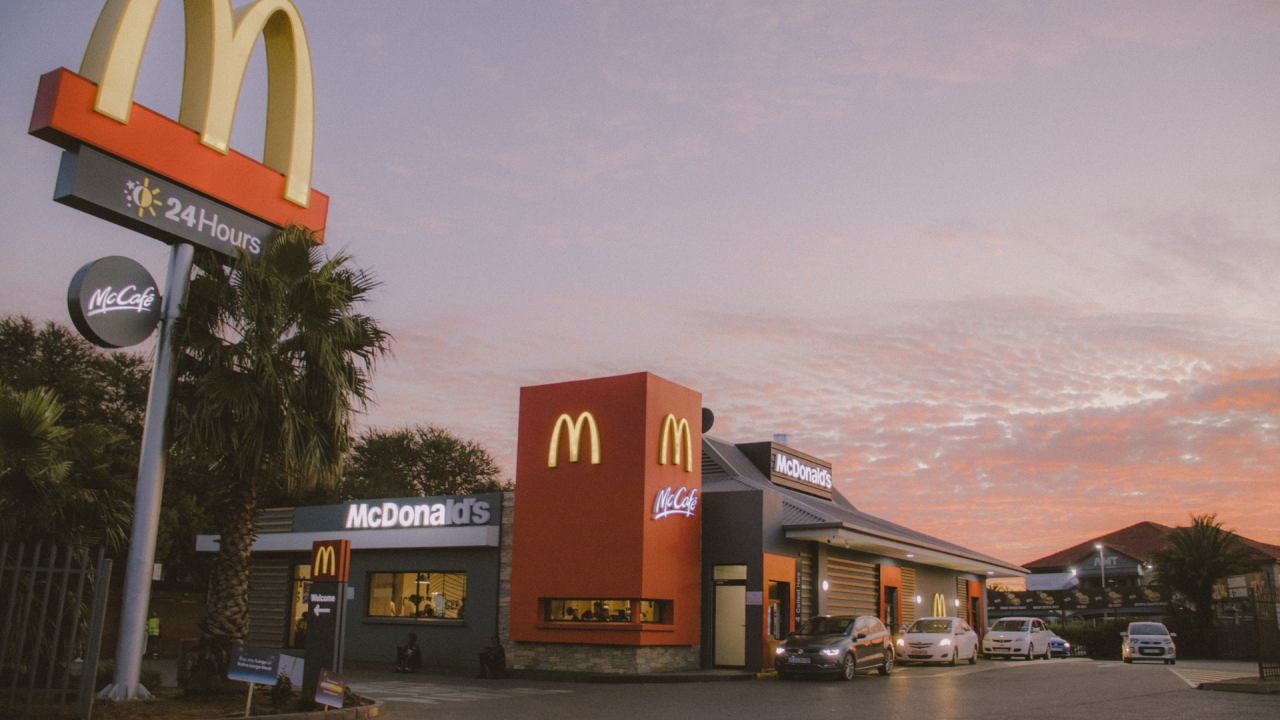 Tacâmurile biodegradabile și energia curată, viitorul fast-food-urilor din lume