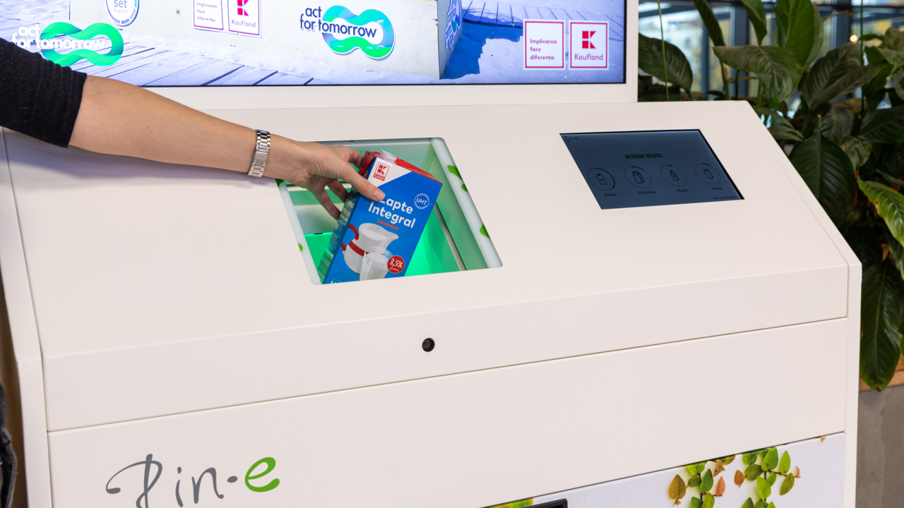 Un retailer instalează coșuri inteligente pentru sortarea automată a deșeurilor