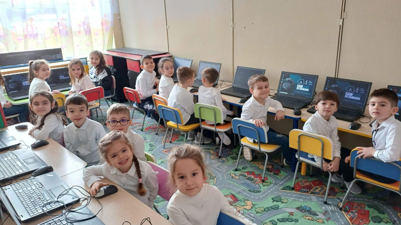 Dăm Click pe România 2025: 4.000 de calculatoare recondiționate, distribuite în țară