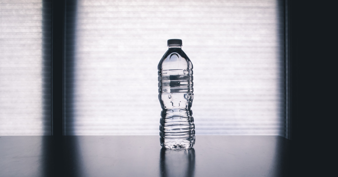 Start-up-ul francez care dă o nouă viață sticlelor de apă din plastic