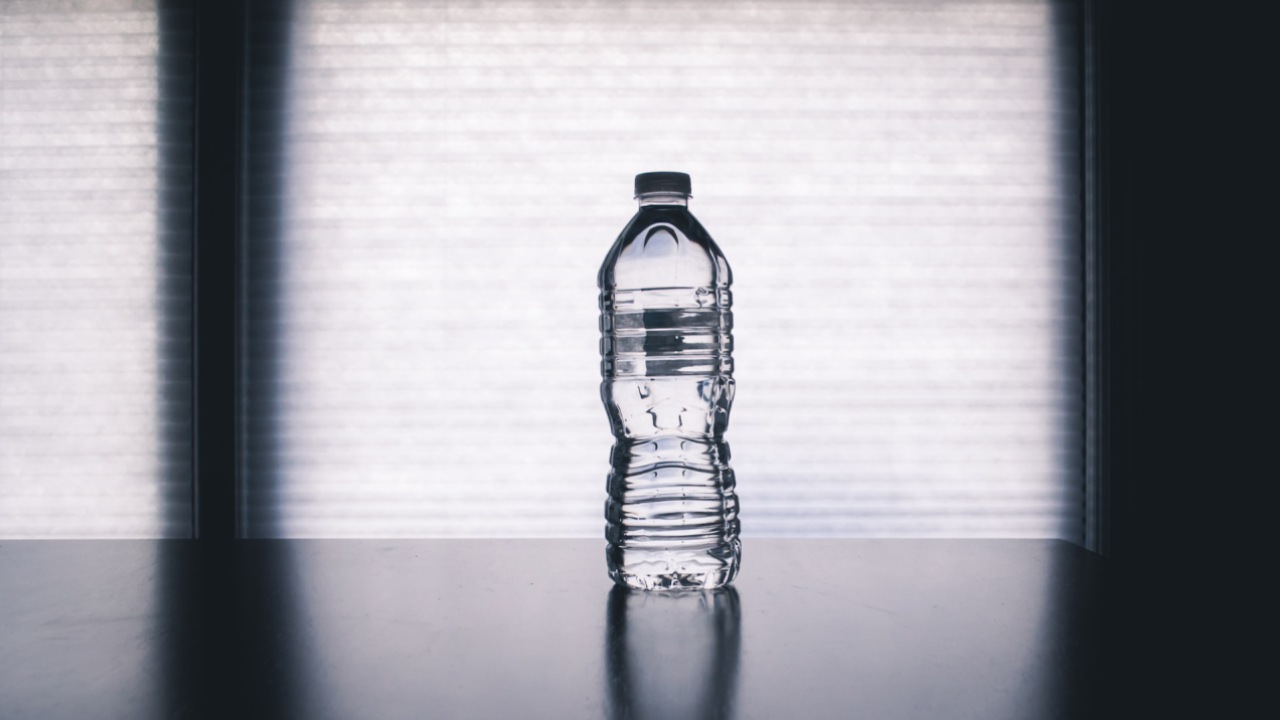 Start-up-ul francez care dă o nouă viață sticlelor de apă din plastic